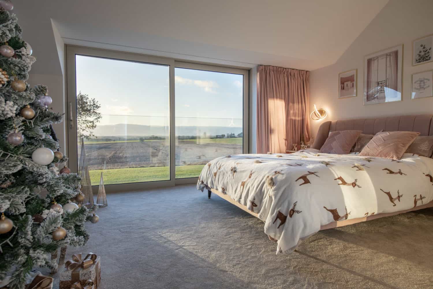 Bedroom with a christmas tree and aluminium windows
