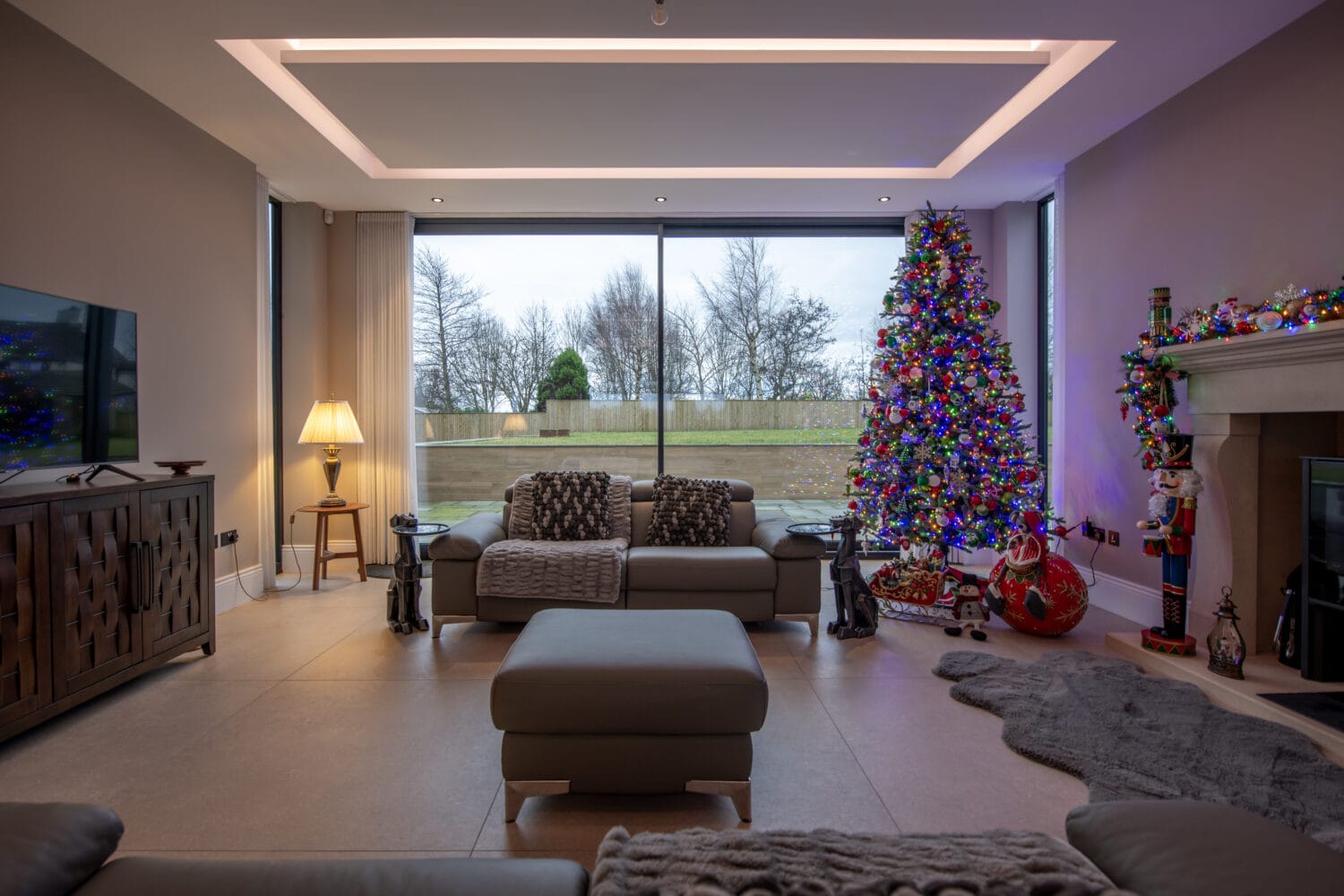 aluminium features and a christmas tree in a living room
